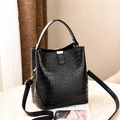 Elegante schwarze Beuteltasche mit Krokoprägung, Gold-Hardware und Trageriemen - Schwarz