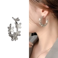 Créoles papillon argentées avec charms embossés et référence de style sur modèle - Style Argenté (YS0249C)