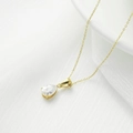 Elegante gouden ketting met druppelhanger op witte stof en keramiek - Goud + Witte zirkonia