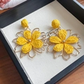 Grandes pendientes bohemios de flores tejidas amarillas con detalles dorados y perla - 8# Estilo Flor Amarilla (HE26626) / Dorado/Amarillo / Pin de plata 925