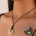 Collier rétro avec pierre lumineuse verte et cordon noir minimaliste ajustable - Green Glow Safety Buckle Pendant (Black Cord)