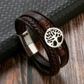 Dettaglio macro del bracciale in pelle marrone con ciondolo albero della vita e chiusura magnetica - Caffè + Acciaio Argento