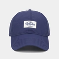 Detalle de gorra de béisbol azul marino de secado rápido con parche y agujeros de ventilación - Ajustable / Azul oscuro