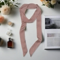 Pañuelo estrecho a rayas rojas y blancas para mujer con accesorios estéticos - Raya Roja