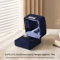 Scatola per anelli in velluto blu scuro con logo dorato e morbido interno in seta - Microfibra / Scatola per anelli / Blu scuro