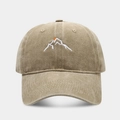 Vue détaillée de la broderie montagne et soleil sur casquette de baseball kaki lavé - Réglable / Kaki