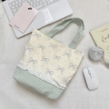 Dettagli in pizzo e motivi a fiocco blu su una borsa tote in tela per il lavoro - Portatile Beige