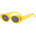 Occhiali da sole ovali alla moda con montatura gialla trasparente e lenti scure frontali - Giallo chiaro
