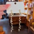 Eleganti orecchini a foglia dorata con cristalli di zircone bianco su carta display - Lunga Frangia a Foglia con Zircone Oro (E0027)