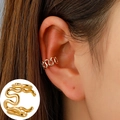 Minimalistische goldene Ohrklemme mit gewellter S-Struktur für Ohren ohne Löcher - KC Gold G-302