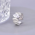 Macro-opname van zilveren titanium ring met marquise-zirkonia en gegolfd bandontwerp - Zilver