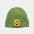 Détail du bonnet en maille côtelée verte avec un écusson smiley jaune en peluche - Vert