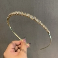 Elegante cerchietto dorato con una fila di strass bianchi lucidi dallo stile minimalista - Oro