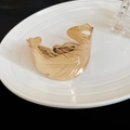 Gedetailleerde macro van de gouden bladarmband met realistische aderstructuren - Gouden blad veer stijl / Goud