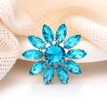 Détail de la broche fleur avec cristaux bleus et base en alliage doré élégante - Bleu lac