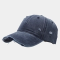 Dettaglio del cappellino in denim lavato con bordi usurati e fori con frange stile vintage - Blu navy