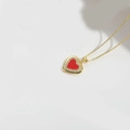 Elegante goldene Halskette mit einem roten Herzanhänger und funkelndem Zirkonia-Rand - Rotes Herz Strass