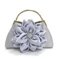 Detail van de lavendel satijnen clutch met grote stoffen bloem en kristallen strass-kern - Zilver