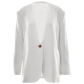 Detalle de chaqueta blanca con cuello en V y cierre de botón en color ámbar único - S / Blanco