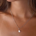 Collana in acciaio inossidabile con pendente di perla barocca indossata da modella - Color Acciaio / 40+5cm