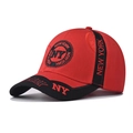 Dettaglio cappellino rosso con ricamo NY e testo New York sulla visiera e sul lato - Rosso