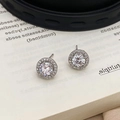Dettaglio macro di orecchini a lobo halo in argento con zirconi tondi e pavé - Orecchini a Bottone con Grande Zircone Micro-Incastonato Argentati