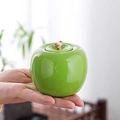 Mini bote de té cerámico de manzana verde con tapa de tallo marrón en mano - Manzana Verde