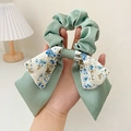 Chouchou en satin vert sauge avec nœud floral, porté à la main pour le style - Chouchou Nœud Vert