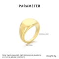 Nahaufnahme eines 12 mm breiten 18K vergoldeten Edelstahl-Siegelrings mit poliertem Finish - US 10 / 12mm Gold (KR104687-K)