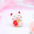 Statuetta gatto della fortuna bianco con orecchie rosse e campanello oro Ri Fu Yi Ri - 120 Gatto ricco ogni giorno