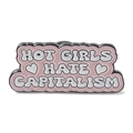 Spilla in smalto rosa con scritta Hot Girls Hate Capitalism e dettaglio cuore bianco - Slogan Hot Girls Hate Capitalism