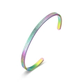Primer plano de una pulsera abierta en C con degradado de arcoíris y textura mate de chorro de arena - 4mm / Multicolor