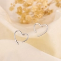 Orecchini a perno a cuore cavo minimalisti in argento S925 su sfondo di lino beige - Orecchini a bottone a cuore aperto