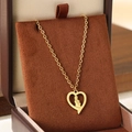 Collana cuore dorata con silhouette madre e figlio in una scatola regalo di lusso - Stile silhouette madre e figlio cava a forma di cuore (KN292746-Z)