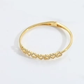 Dettaglio di un bracciale dorato con ciondoli a cuore scintillanti e pietre di zircone - Multi-cuore / Oro