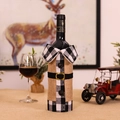 Copribottiglia di vino natalizio in lino con motivo scozzese bianco e nero e campanellino - Copri Bottiglia di Vino in Lino a Scacchi Bianchi e Neri