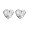 Dettaglio macro di orecchini a cuore in argento con trama a corda intrecciata fine - Orecchini a lobo con cuore argento