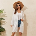 Dettaglio della trama in maglia bianca e delle tasche laterali del cardigan da spiaggia - Taglia unica / Bianco