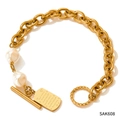 Bracciale a catena dorata con perle barocche e piastrina incisa con chiusura OT - Oro (SAK608)