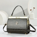 Elegante borsa da sera nera effetto coccodrillo con hardware dorato e logo in metallo - Motivo a Pietra Nero