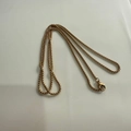 Collana a catena veneziana dorata con chiusura a moschettone su fondo bianco - Catena a scatola dorata da 2,0 mm 70 cm