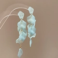 Pendientes de pétalos azul claro con cadenas de metal dorado para mujer elegante - Pétalos Azul Claro (Pin de Plata)