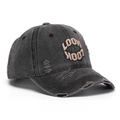 Detalle de gorra de béisbol gris oscuro con bordado LOOK y rotos de diseño vintage - Negro Lavado/Gris Carbón - Bordado LOOK