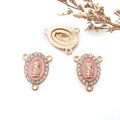 Ciondolo Vergine Maria in smalto rosa con placcatura oro e strass per bracciali DIY - Collegamento a 3 Fori - Strass Bianco - 16x20mm / Foundation