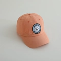 Detailansicht der schnelltrocknenden Kinderkappe mit Wolken-Stickerei - 52-54cm (3-8 Jahre) / Orange