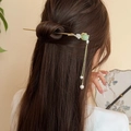 Épingle à cheveux fleur dorée avec accents de jade vert et longs pompons de perles - Pompon Perle Fleur Blanche Pierre Verte Doré (46#)