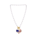 Collana di perle bianche con ciondolo a cuore bandiera USA e bordo di strass - Bianco