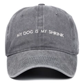 Dettaglio del ricamo bianco My Dog Is My Shrink sul berretto in cotone grigio lavato - Grigio