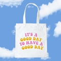 Witte canvas draagtas met Good Day print tegen een helderblauwe luchtergrond - Het is een goede dag om een goede dag te hebben / Retro gemengd