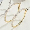 Primo piano di orecchini a cerchio in oro e argento con zirconi rettangolari su sfondo bianco - Zirconia Quadrata (Oro)